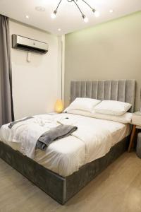 1 dormitorio con 1 cama grande en una habitación en Luxurious apartment for rent, en Kafr al ‘Ilw