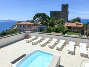 Výhled na bazén z ubytování Bilocale Garibaldi nel centro di Talamone nebo okolí