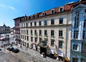 Palais-Hotel Erzherzog Johann في غراتس: مبنى كبير على شارع في مدينة +25 صورة