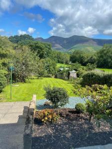 a garden with a view of the mountains at Roslin in Portinscale