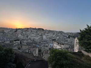 - une vue sur la ville au coucher du soleil dans l'établissement Il Tufo In Festa, à Matera