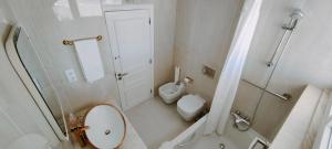Koupelna v ubytování Albufeira Penthouse beachfront + 15 fotografií