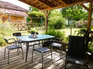 une table bleue et des chaises sur une terrasse dans l'établissement Gite Champêtre Drome Lorette, à Marsanne