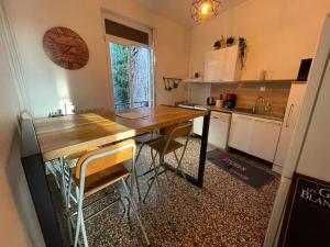 une cuisine avec une table en bois et quelques chaises dans l'établissement Gite d'exception 13 couchages avec jacuzzi et sauna, à Châlons-en-Champagne