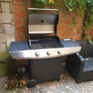 Barbecue disponible mis à disposition des clients de la maison de vacances