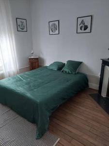 Un ou plusieurs lits dans un hébergement de l'établissement Gite d'exception 13 couchages avec jacuzzi et sauna