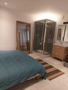 Un ou plusieurs lits dans un hébergement de l'établissement Gite d'exception 13 couchages avec jacuzzi et sauna