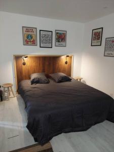 Un ou plusieurs lits dans un hébergement de l'établissement Gite d'exception 13 couchages avec jacuzzi et sauna