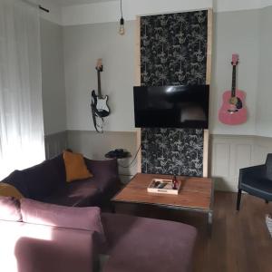 Coin salon dans l'établissement Gite d'exception 13 couchages avec jacuzzi et sauna