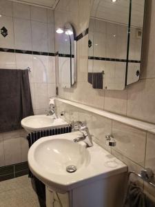 Baño con 2 lavabos y espejo en Stilvolle EG-Wohnung, en Jüchen