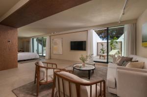 - un salon avec un canapé et une table dans l'établissement Anfitrión Villas & Suites, à Marbella