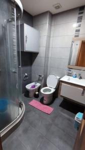 y baño con ducha, aseo y lavamanos. en Appartement à Blanca Beach., en Casablanca