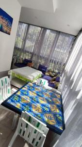 Habitación con dormitorio con cama y ventana en Appartement à Blanca Beach., en Casablanca