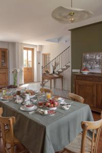 uma mesa com comida numa sala de estar em La Maison des Monts d'Or em Saint-Germain-au-Mont-dʼOr