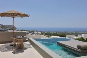 Piscina de la sau aproape de Aeon Suites - Adults Only