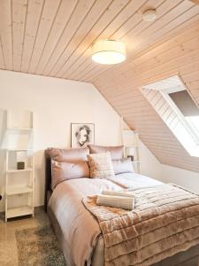 1 dormitorio con 1 cama grande en el ático en Ferienwohnung -Time to relax- bei Bamberg, mit herrlichem Blick auf das Maintal en Viereth-Trunstadt