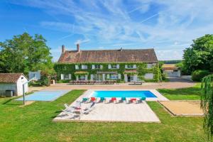 an estate with a swimming pool in front of a house at Crazy Villa Etisseaux 45 - Heated pool - Volley court - 1h30 Paris - 45p in Saint-Maurice-sur-Aveyron