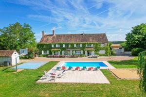 Bazén v ubytování Crazy Villa Etisseaux 45 - Heated pool - Volley court - 1h30 Paris - 45p nebo v jeho okolí