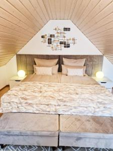 una camera da letto con un grande letto in mansarda di Ferienwohnung -Time to relax- bei Bamberg, mit herrlichem Blick auf das Maintal a Viereth-Trunstadt