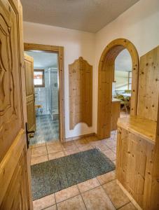 uma cozinha com portas de madeira e piso em azulejo em Appartments Geisler em Achenkirch