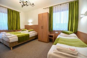 Posteľ alebo postele v izbe v ubytovaní Pod Tatrami 1 - świetna lokalizacja - sauna fińska oraz infrared i grota solna - jedno wejście gratis