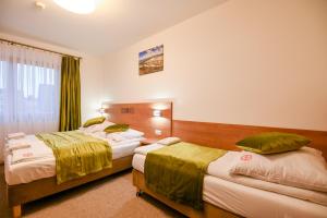 Ліжко або ліжка в номері Pod Tatrami 1 - świetna lokalizacja - sauna infared oraz grota solna - jedno wejście gratis