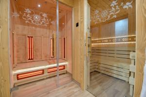 Kúpeľňa v ubytovaní Pod Tatrami 1 - świetna lokalizacja - sauna fińska oraz infrared i grota solna - jedno wejście gratis
