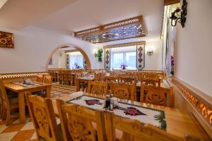 Restoran või mõni muu söögikoht majutusasutuses Pod Tatrami 1 - świetna lokalizacja - sauna infared oraz grota solna - jedno wejście gratis