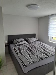 um quarto com uma cama com um edredão preto e branco em Haus Angel-am See em Heldrungen