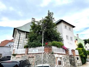 una casa con un albero in cima a un muro di mattoni di Sv. Hubertus a Cesky Krumlov
