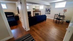un soggiorno con un divano e un tavolo di Spacious Guest Suite a Hamilton