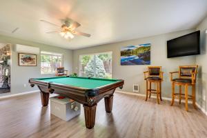 Билярдна маса в Westminster Home with Theater Room and Pool Table!