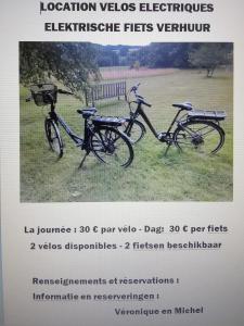 zwei Fahrräder auf dem Rasen auf einem Feld in der Unterkunft Le Rougegorge 