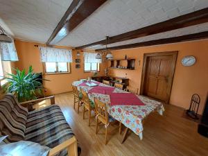 ein Esszimmer mit einem Tisch und einem Sofa sowie ein Zimmer in der Unterkunft Kamélie in Česká Kamenice