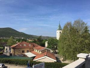 - Vistas a una ciudad con iglesia y torre en Hotel International, en Međugorje