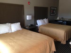 Postel nebo postele na pokoji v ubytování Scottish Inn & Suites Cotulla, TX