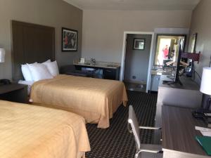 Postel nebo postele na pokoji v ubytování Scottish Inn & Suites Cotulla, TX