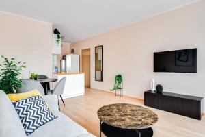 uma sala de estar com um sofá e uma mesa em Apartament Słoneczny, PW INVEST HOME em Kędzierzyn-Koźle