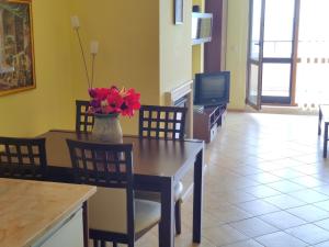 Et tv og/eller underholdning på SUN AND FLOWERS APARTMENTS in front of the sea