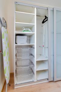 garderoba z białymi półkami w obiekcie Apartament Słoneczny w Kędzierzynie-Koźlu