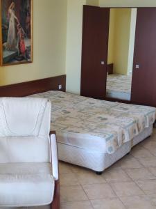 En eller flere senge i et værelse på SUN AND FLOWERS APARTMENTS in front of the sea