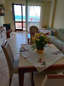 Et opholdsområde på SUN AND FLOWERS APARTMENTS in front of the sea + 47 billeder