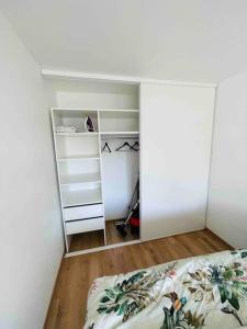Postel nebo postele na pokoji v ubytování Kalamaja apartment / SELF CHECK-IN