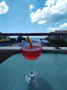 Drinks på SUN AND FLOWERS APARTMENTS in front of the sea