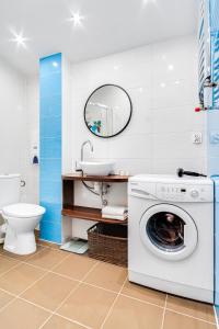uma casa de banho com uma máquina de lavar roupa e um lavatório em Apartament Słoneczny, PW INVEST HOME em Kędzierzyn-Koźle