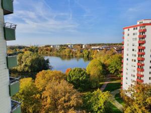 uitzicht op een rivier tussen twee gebouwen bij über den Dächern von Wolfsburg in Wolfsburg