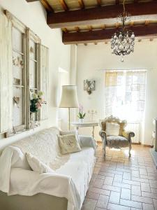 a living room with a couch and a chandelier at Spello House Altana in Spello