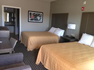 Postel nebo postele na pokoji v ubytování Scottish Inn & Suites Cotulla, TX