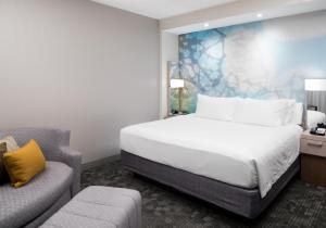 Habitación de hotel con cama y sofá en Courtyard by Marriott Hilton Head Island en Hilton Head Island