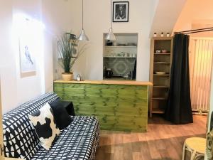 een woonkamer met een groene ladekast bij Fun Tiki Vibe Apartment / Charles Bridge / Netflix in Praag